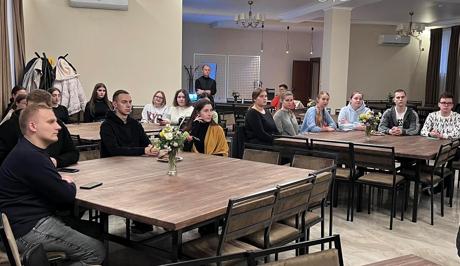 Студенти слухають цікаві розповіді пасторів Студенти слухають цікаві розповіді пасторів